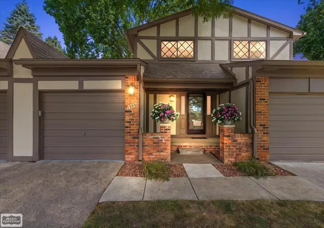 Photo 2 of Condo for sale at 1995 Streamwood Dr, Rochester Hills, MI 48309 | MLS# 58050219066 | Listing updated on 2026-08-28