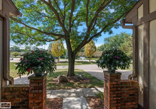 Photo 3 of Condo for sale at 1995 Streamwood Dr, Rochester Hills, MI 48309 | MLS# 58050219066 | Listing updated on 2026-08-28