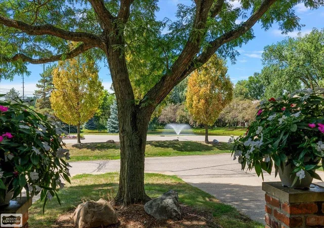 Listing Photo 4 - Condo for sale in building located at 1995 Streamwood Dr, Rochester Hills, MI 48309