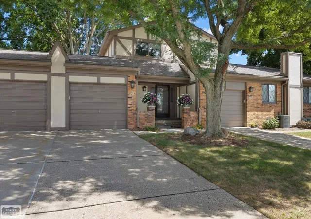 Listing Photo 5 - Condo for sale in building located at 1995 Streamwood Dr, Rochester Hills, MI 48309