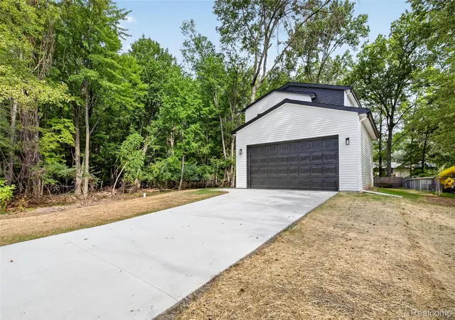 Photo 3 of Single family home for sale at 33724 Barrington St, Westland City Wayne, MI 48186 | MLS# 20261066243 | Listing updated on 2026-10-08