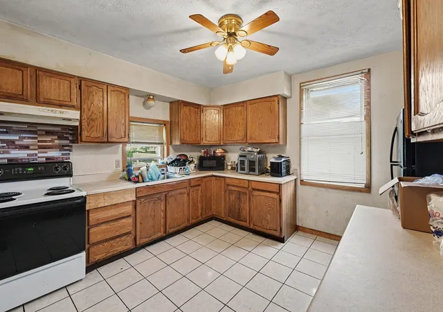 4th image of 908 W Lapeer St, Lansing, MI 48915 | MLS# 65026043680