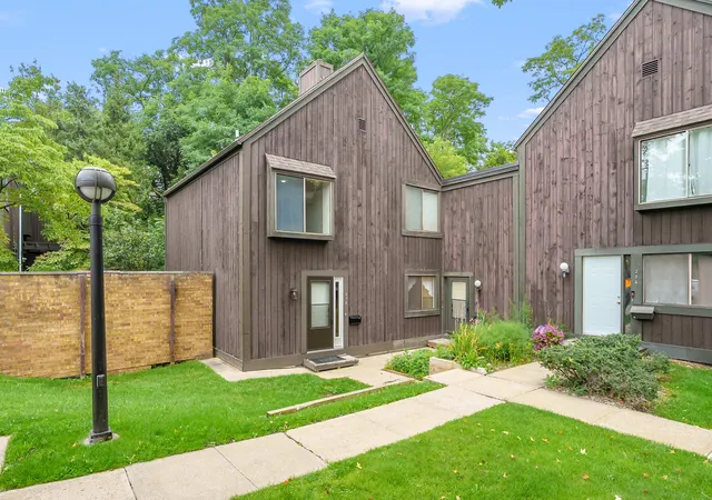 32nd image of 238 Falkirk Ct, Kalamazoo, MI 49006 | MLS# 66026043681