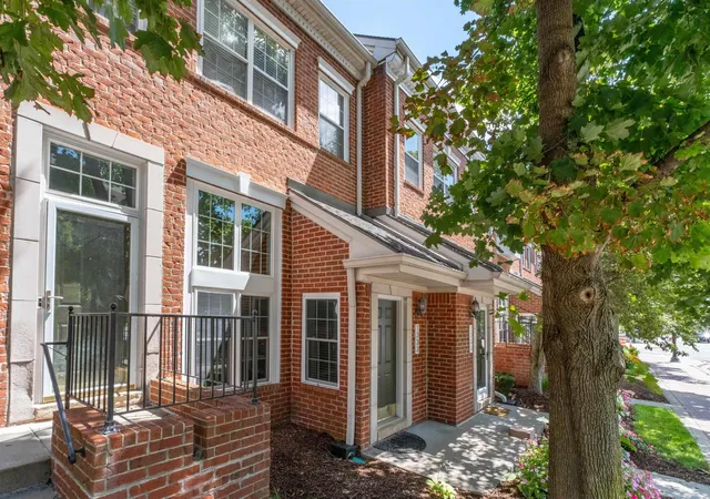 Listing Photo 2 - Condo for sale in building located at 1333 S Washington Ave, Royal Oak, MI 48067