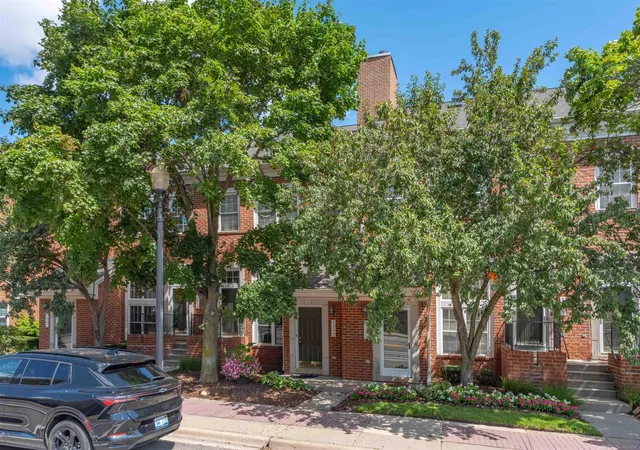 Listing Photo 3 - Condo for sale in building located at 1333 S Washington Ave, Royal Oak, MI 48067