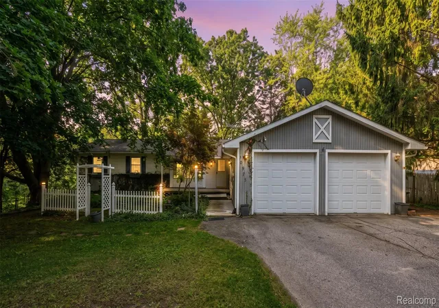Photo 1 of Sale Pending at 10975 Andersonville Rd, Springfield Charter Township Oakland, MI 48350 | MLS# 20261066320 | Listing updated on 2026-09-02