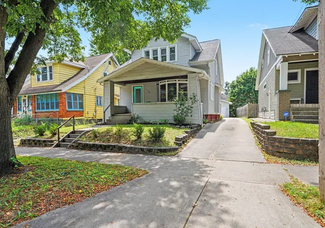 Photo 3 of Single family home for sale at 1216 Hovey St Sw, Grand Rapids, MI 49504 | MLS# 65026043701 | Listing updated on 2026-08-27