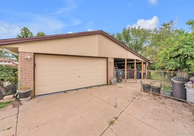 Photo 4 of Single family home for sale at 15546 Liverpool St, Livonia, MI 48154 | MLS# 20261066328 | Listing updated on 2026-09-11