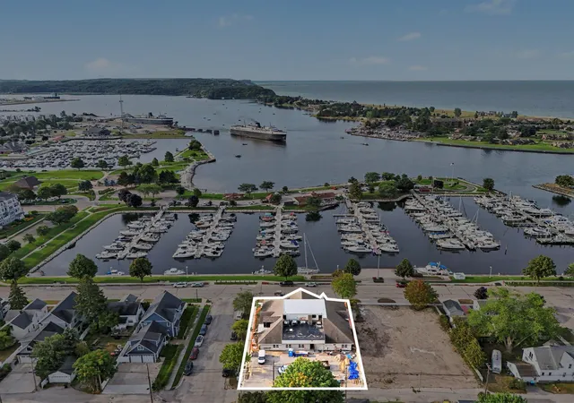2nd image of 502 W Loomis St, Ludington, MI 49431