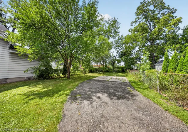 Photo 2 of Single family home for sale at 43 Dwight Ave, Pontiac, MI 48341 | MLS# 20261066357 | Listing updated on 2026-09-06