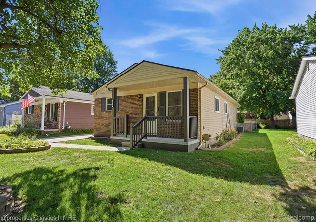 Photo 2 of Single family home for sale at 8834 Janis St, Shelby Charter Township Macomb, MI 48317 | MLS# 20261066373 | Listing updated on 2026-09-12