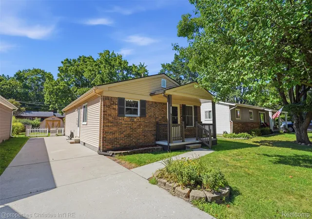Photo 3 of Single family home for sale at 8834 Janis St, Shelby Charter Township Macomb, MI 48317 | MLS# 20261066373 | Listing updated on 2026-09-12