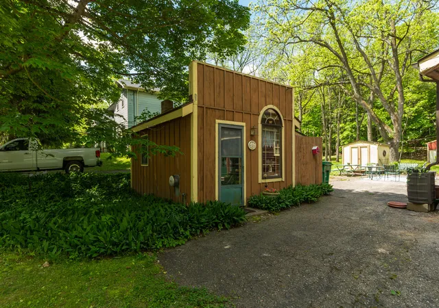 2nd image of 8425 Parshallville Rd, Fenton, MI 48430 | MLS# 81026043743