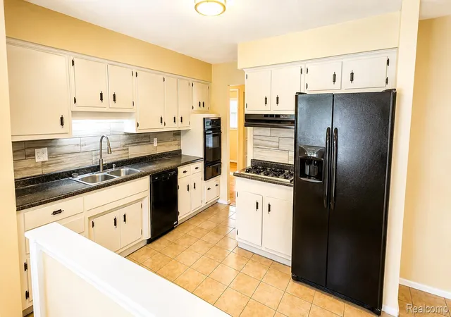 Photo 4 of Single family home for sale at 25055 Pierce St, Southfield, MI 48075 | MLS# 20261066393 | Listing updated on 2026-08-20