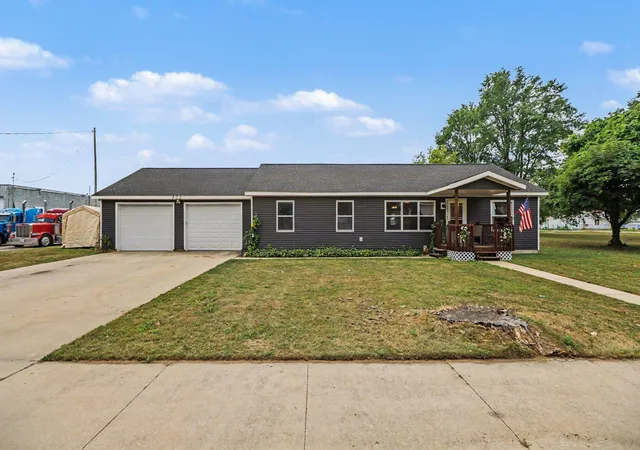 Photo 3 of Single family home for sale at 321 Wright St, Cadillac, MI 49601 | MLS# 65026043751 | Listing updated on 2026-09-18