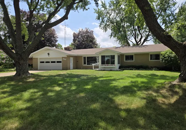 Photo 1 of Sale Pending at 1970 S Valleyview Dr, Saint Joseph, MI 49085 | MLS# 66026043764 | Listing updated on 2026-08-22