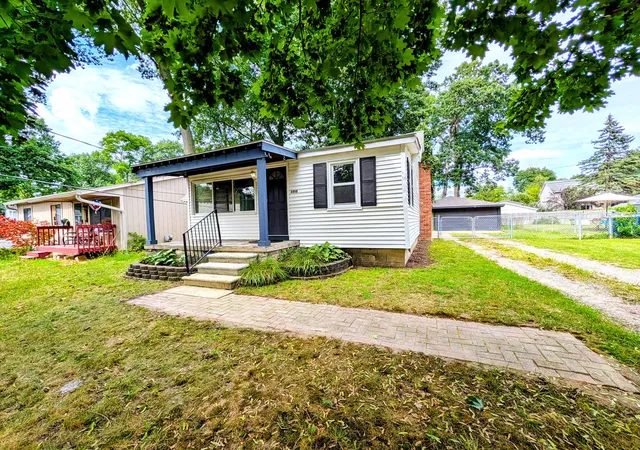2nd image of 3918 Mapleleaf Rd, Waterford, MI 48328 | MLS# 81026043785