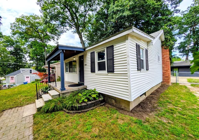 3rd image of 3918 Mapleleaf Rd, Waterford, MI 48328 | MLS# 81026043785