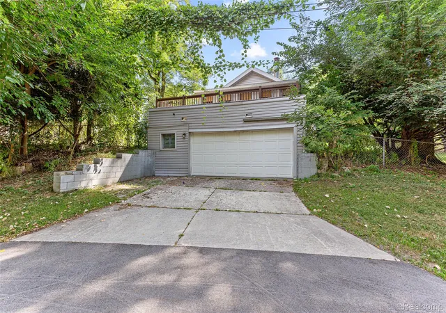 Photo 1 of Single family home for sale at 2550 Loon Lake Rd, Wixom, MI 48393 | MLS# 20261066437 | Listing updated on 2026-08-23