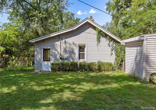 Photo 2 of Single family home for sale at 2550 Loon Lake Rd, Wixom, MI 48393 | MLS# 20261066437 | Listing updated on 2026-08-23