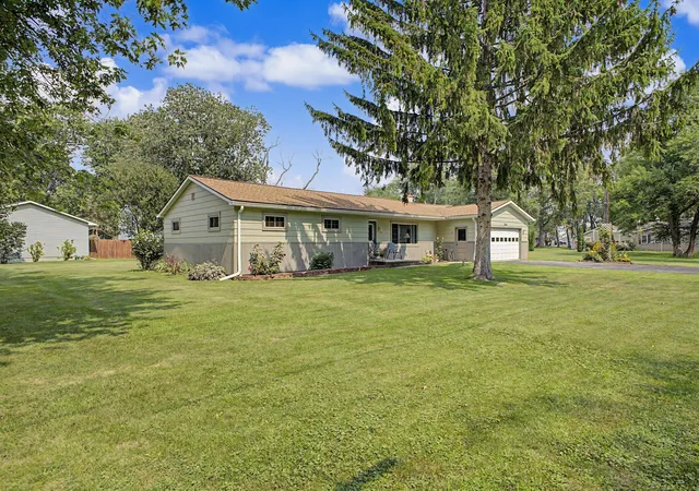 Photo 3 of Single family home for sale at 7676 Southmoor Dr, Monroe, MI 48161 | MLS# 81026043806 | Listing updated on 2026-09-11