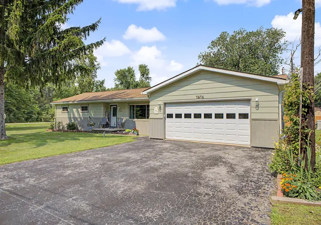 Photo 3 of Single family home for sale at 7676 Southmoor Dr, Monroe, MI 48161 | MLS# 81026043806 | Listing updated on 2026-09-11
