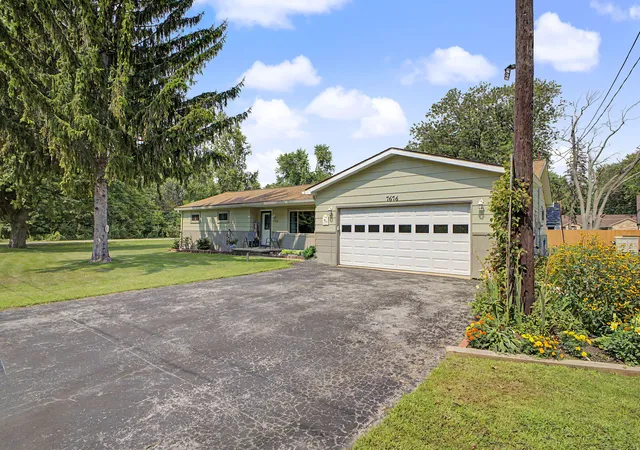 Photo 4 of Single family home for sale at 7676 Southmoor Dr, Monroe, MI 48161 | MLS# 81026043806 | Listing updated on 2026-09-11