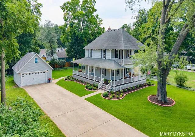 Photo 1 of Single family home for sale at 1718 Summit St, Holland, MI 49423 | MLS# 71026043814 | Listing updated on 2026-08-27