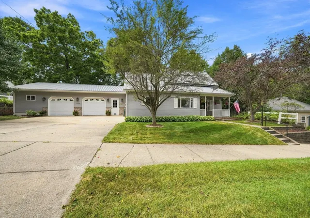 1st image of 1126 Laurel St, Cadillac, MI 49601 | MLS# 78080072569