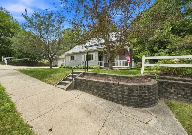 3rd image of 1126 Laurel St, Cadillac, MI 49601 | MLS# 78080072569