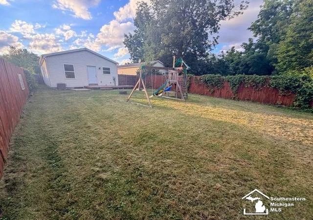 3rd image of 527 Railroad St, Monroe, MI 48161 | MLS# 57050219151
