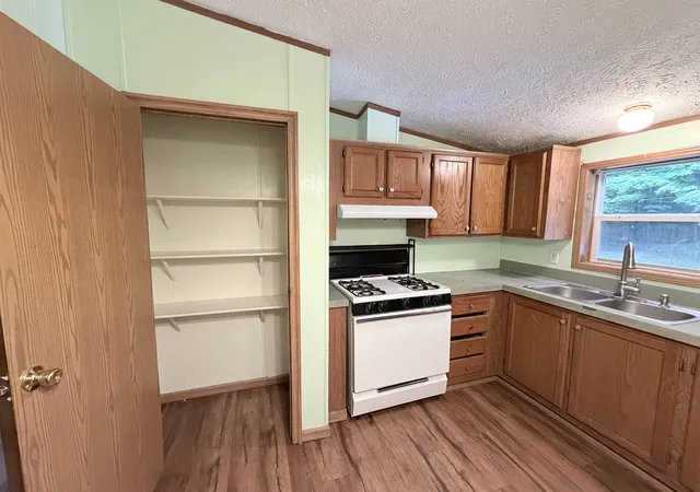 4th image of 129 Pinecrest Dr, Beulah, MI 49617 | MLS# 78080072570