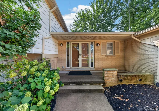 Photo 3 of Single family home for sale at 6611 Cottonwood Knoll Ct, West Bloomfield, MI 48322 | MLS# 20261066506 | Listing updated on 2026-09-06