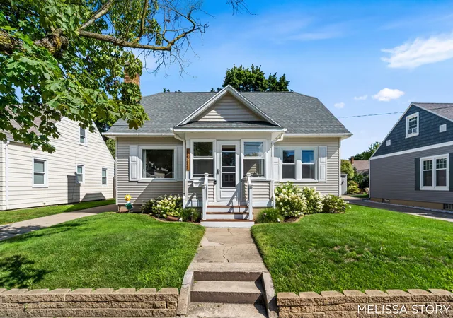 Photo 1 of Sale Pending at 1011 Beechwood St Ne, Grand Rapids, MI 49505 | MLS# 65026043866 | Listing updated on 2026-09-02