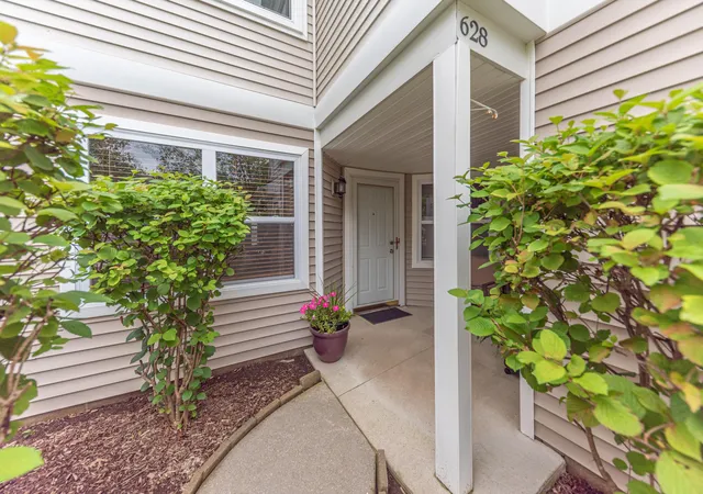 Listing Photo 3 - Condo for sale in building located at 628 Riverstone Ln, Chelsea, MI 48118