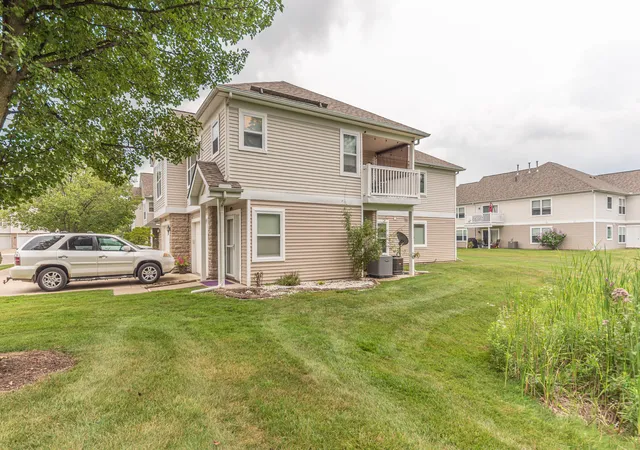 Listing Photo 5 - Condo for sale in building located at 628 Riverstone Ln, Chelsea, MI 48118
