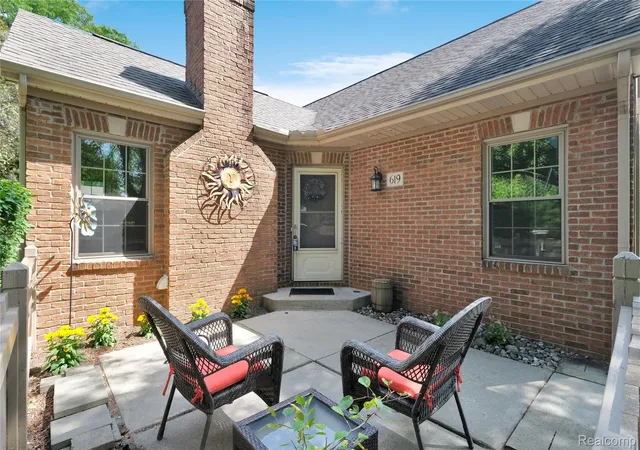 2nd image of 619 Perry Creek Dr, Grand Blanc, MI 48439
