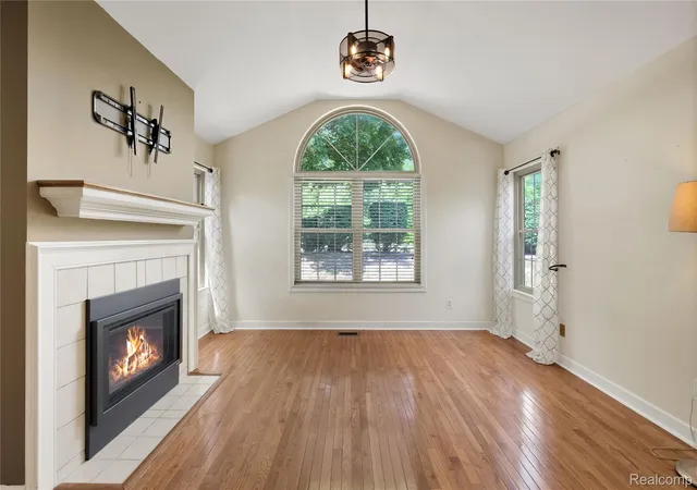 3rd image of 619 Perry Creek Dr, Grand Blanc, MI 48439
