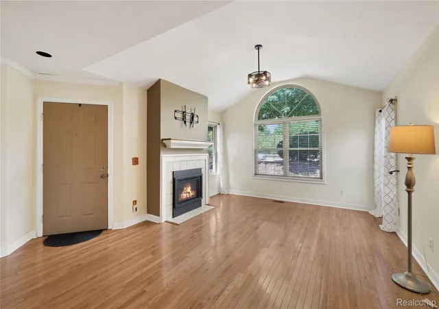 4th image of 619 Perry Creek Dr, Grand Blanc, MI 48439
