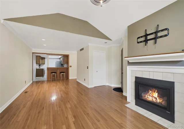 5th image of 619 Perry Creek Dr, Grand Blanc, MI 48439