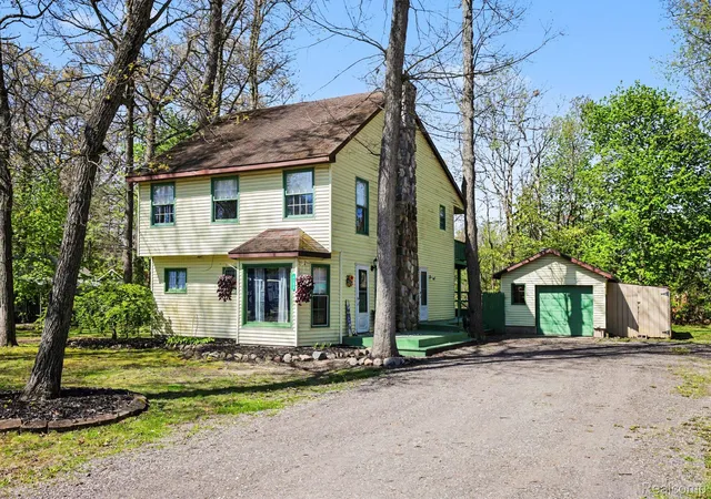 Photo 1 of Single family home for sale at 4725 Hickory Dr, Highland, MI 48356 | MLS# 20261066530 | Listing updated on 2026-08-21