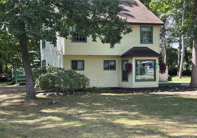 Photo 2 of Single family home for sale at 4725 Hickory Dr, Highland, MI 48356 | MLS# 20261066530 | Listing updated on 2026-08-21