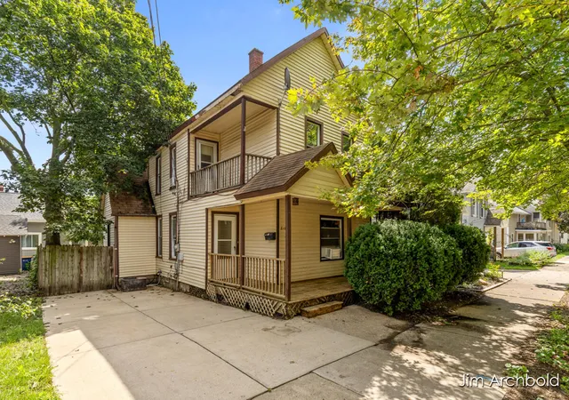 1st image of 816 Jennette Ave Nw, Grand Rapids, MI 49504 | MLS# 65026043874