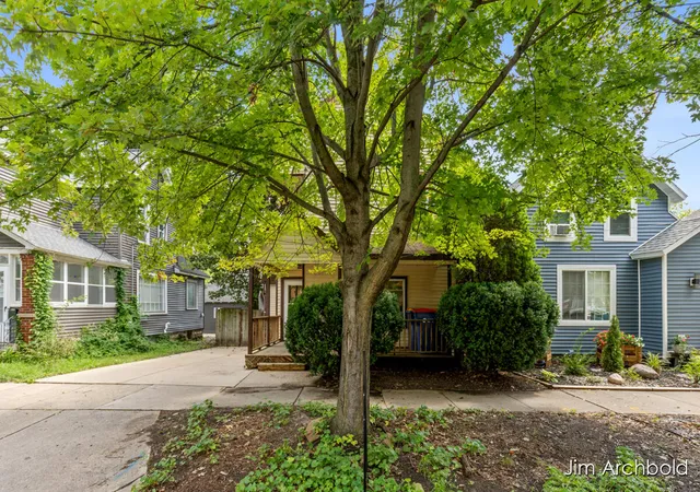 2nd image of 816 Jennette Ave Nw, Grand Rapids, MI 49504 | MLS# 65026043874