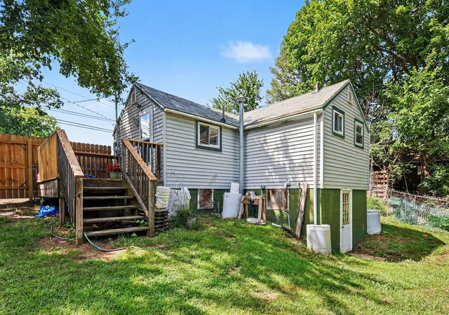 Photo 3 of Single family home for sale at 2347 Lansing Ave, Jackson, MI 49202 | MLS# 81026043881 | Listing updated on 2026-09-02