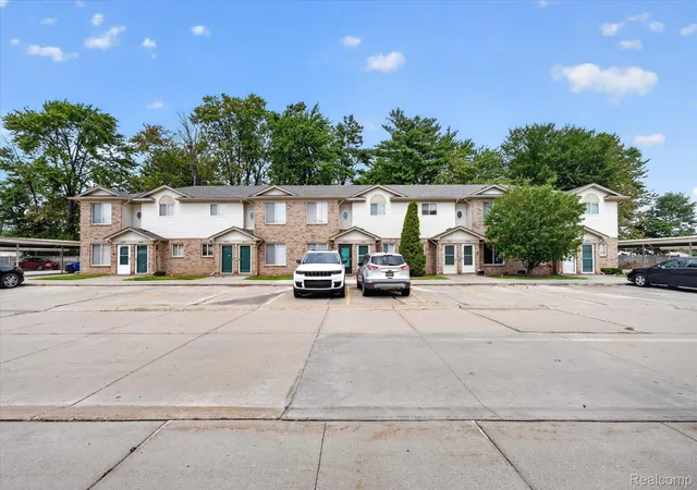3rd image of 30336 Wedgewood Cir, Roseville, MI 48066 | MLS# 20261066551