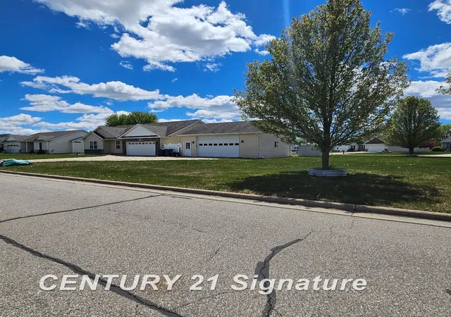 2nd image of 3891 Mystic Trl, Saginaw, MI 48603 | MLS# 61050219182