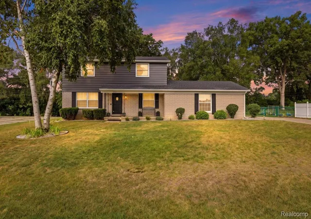 Photo 1 of Sale Pending at 3225 Golfhill Dr, Waterford, MI 48329 | MLS# 20261066584 | Listing updated on 2026-09-06