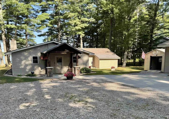Photo 3 of Single family home for sale at 840 S Oak Dr, Lake City, MI 49651 | MLS# 78080072581 | Listing updated on 2026-09-03