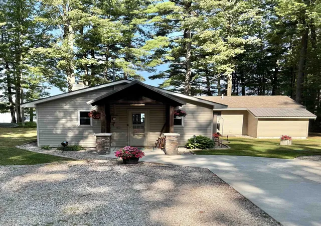 Photo 4 of Single family home for sale at 840 S Oak Dr, Lake City, MI 49651 | MLS# 78080072581 | Listing updated on 2026-09-03